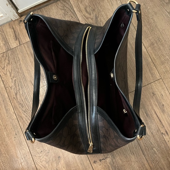 Classic Coach Bag - Picture 6 of 9